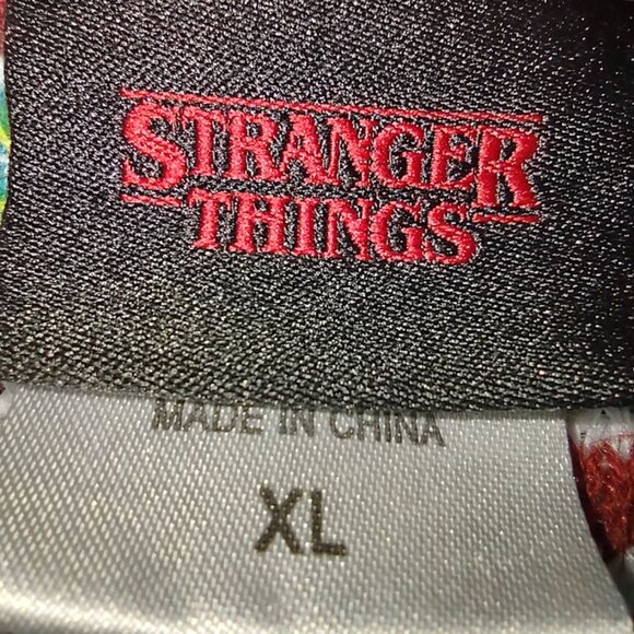 STRANGER THINGS NETFLIX UGLY RED CHRISTMAS SWEATER STRING OF LIGHT GONE SIZE XL - Picture 5 of 9